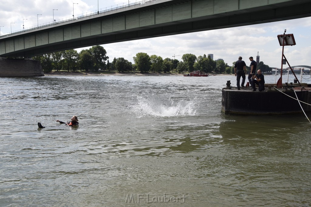 Uebung BF Taucher und Presse Koeln Zoobruecke Rhein P282.JPG - Miklos Laubert